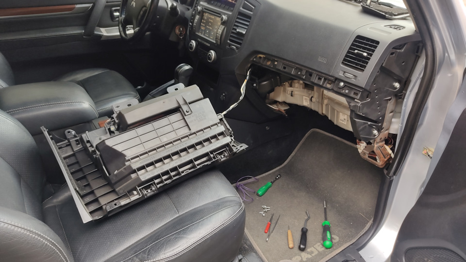 Підсвічування ніг пасажира Pajero V83 2