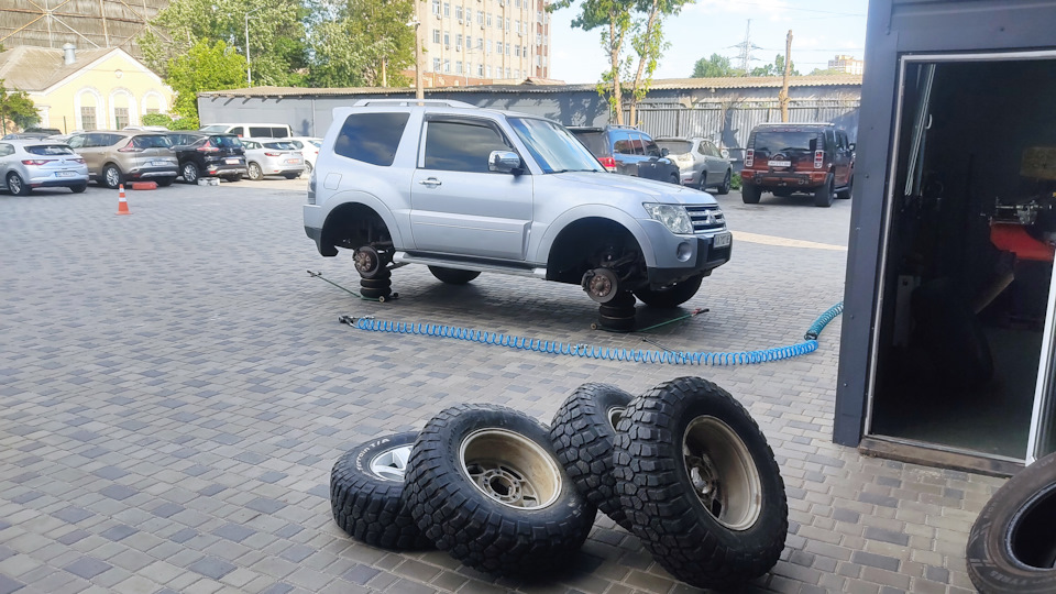 Шини 265/75/16 BFGoodrich Mud Terrain T/A KM2 Pajero V83 3