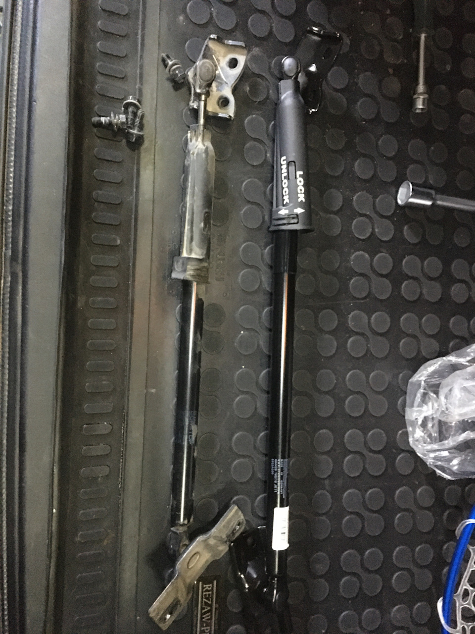 Змінив газову пружину багажника 3