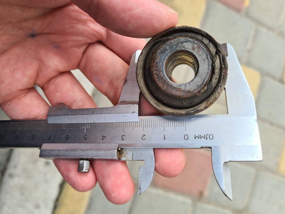 Сайлентблоки для передньої стійки амортизатора 4062A024 Pajero 4, 6g72 3л 3