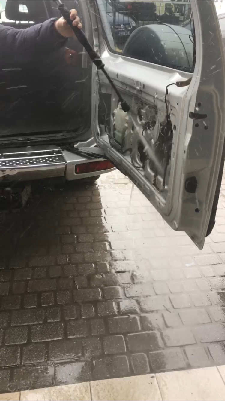 Чистимо двері багажника. 3
