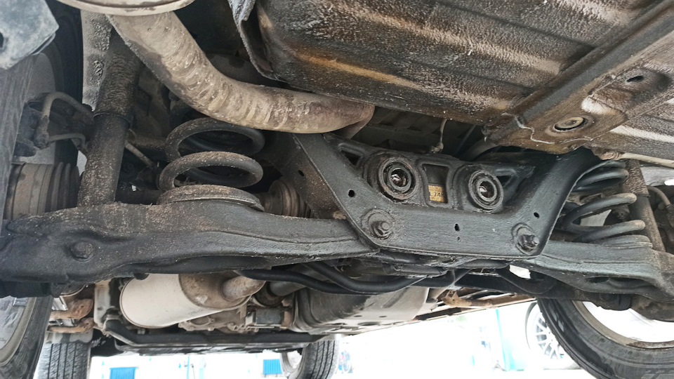 Заглянув після зими 2019/2020 під днище Pajero 4 оброблене пушсалом 2