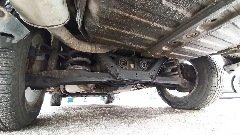 Заглянув після зими 2019/2020 під днище Pajero 4 оброблене пушсалом