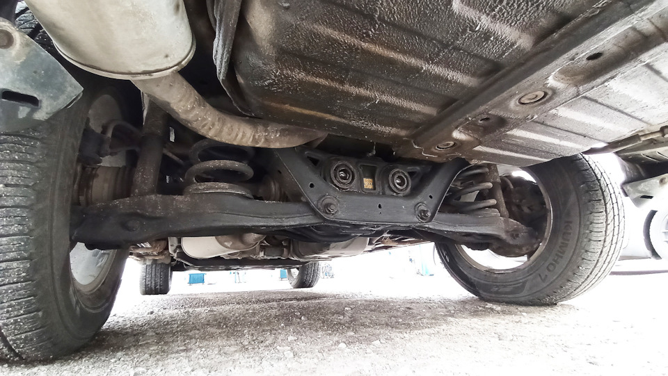 Заглянув після зими 2019/2020 під днище Pajero 4 оброблене пушсалом 1
