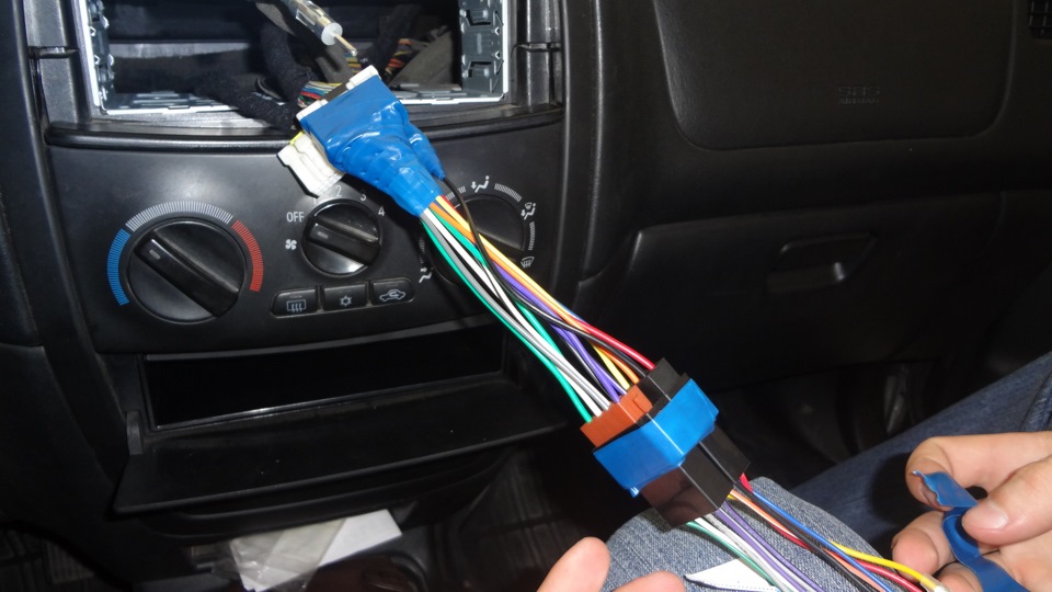 Заміна штатного ГУ на Sony CDX-GT660UE 2