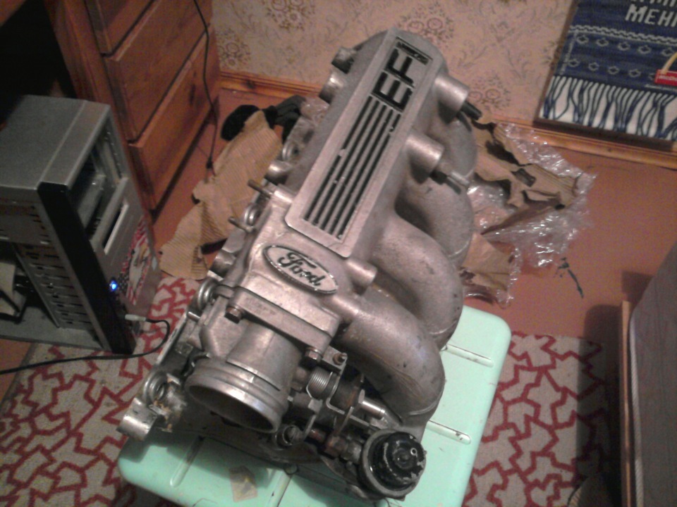 впускний колектор + дроссель Ford Sierra 2.0 ОНС 1