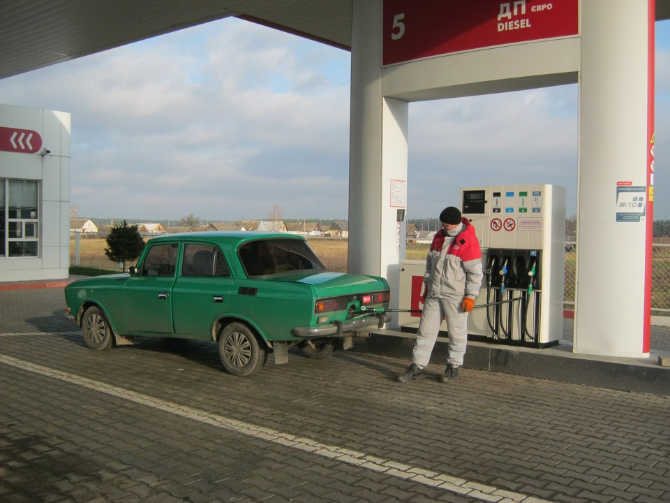 на заправці 1