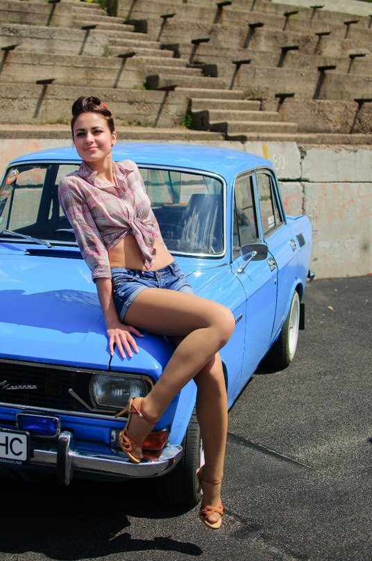 Фотосет дівчини та москвич 4