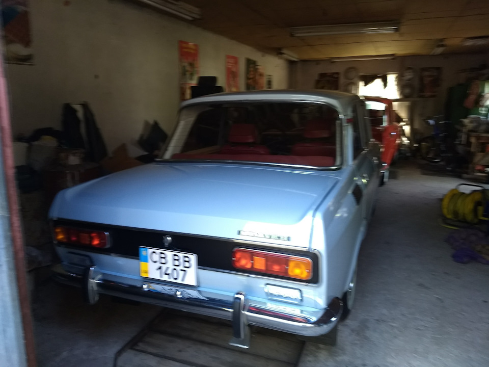 Автомобіль у гаражі 2