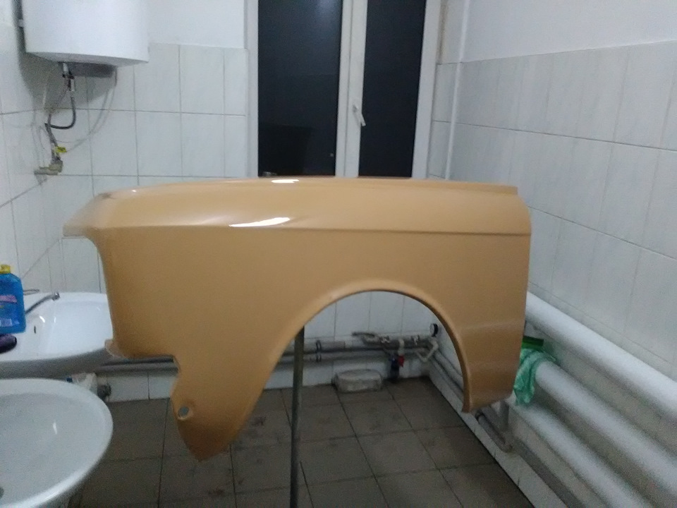 Не минуло й року - пофарбував крило. 1