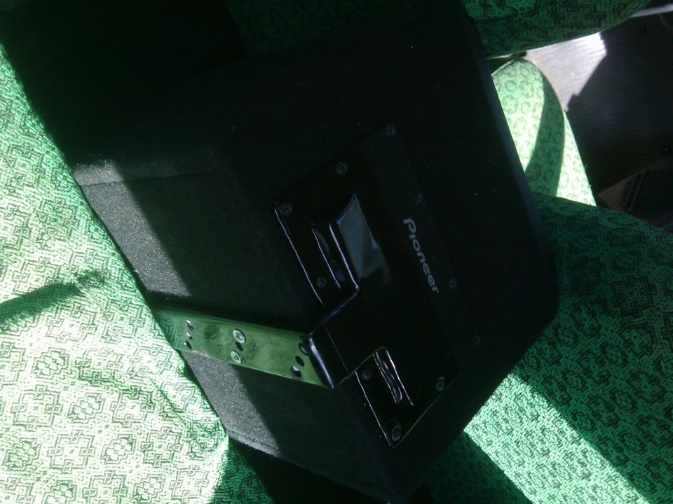 Установка сабвуфера Pioneer TS-WX206A 4