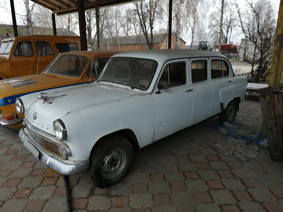 Хтось знає що це за москвич? 1