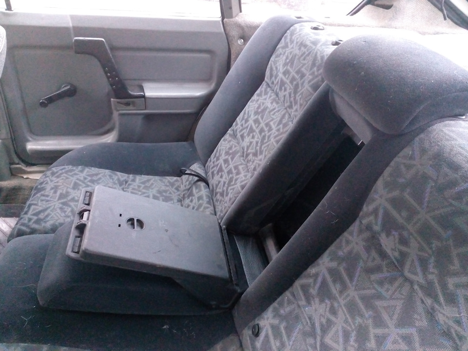 Задній ряд сидінь Opel Vectra B в москвич 2141 Частина 1: Примірка 3