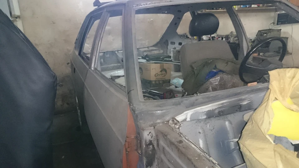 Продовжуємо кузовний ремонт ...