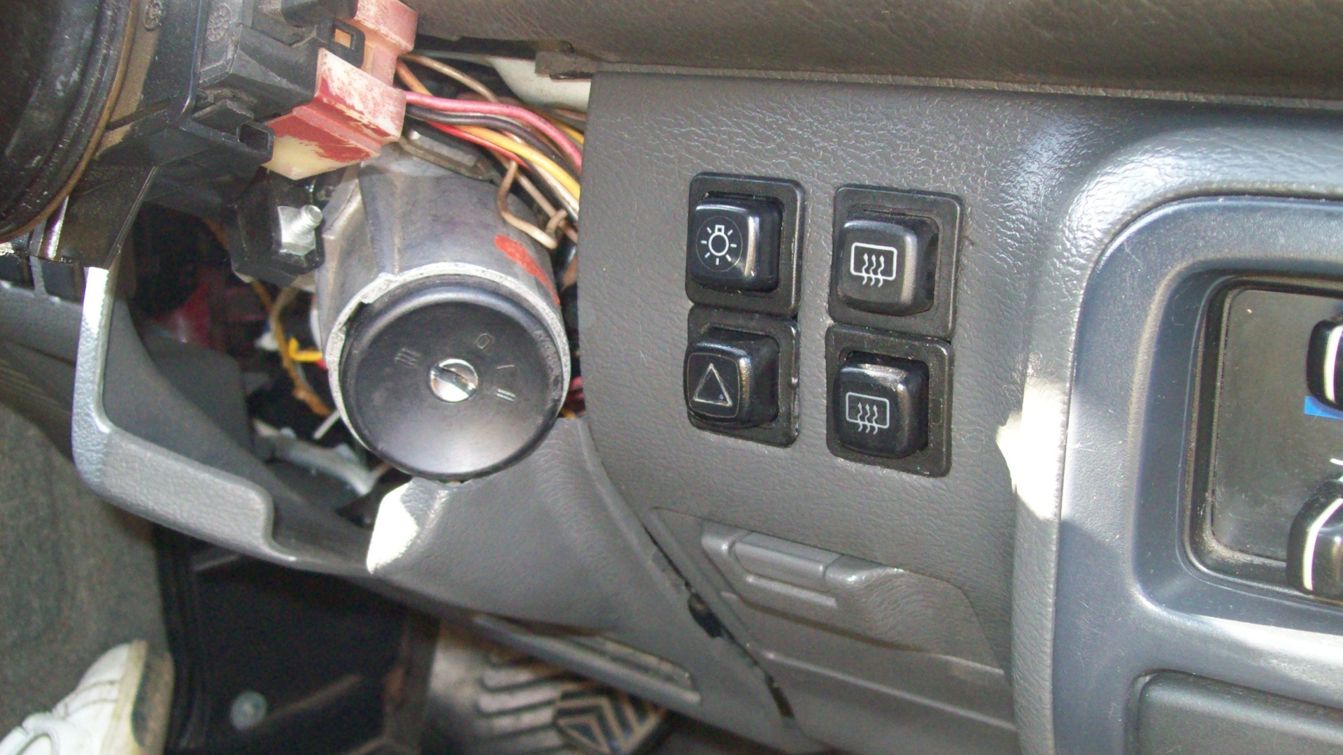 Встановлення панелі MAZDA 626 1989 р.в. 4