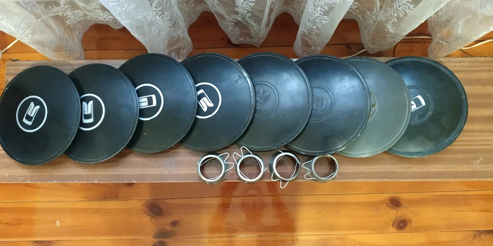 Продам 8 ковпаків, 4 кріплення з пружинками. Україна.