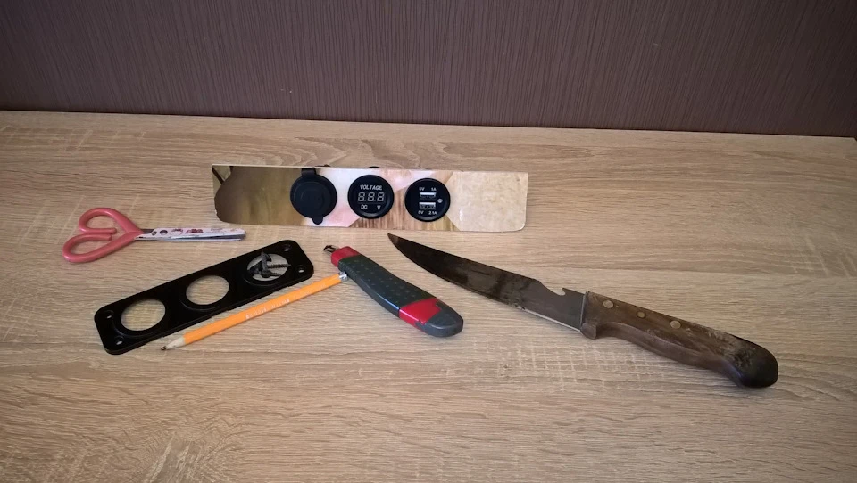 Встановлення прикурювача, USB зарядок та вольт метра.