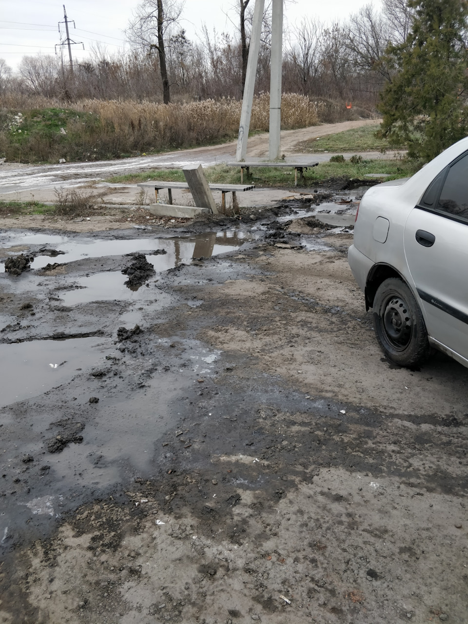 Провалився біля будинку 4