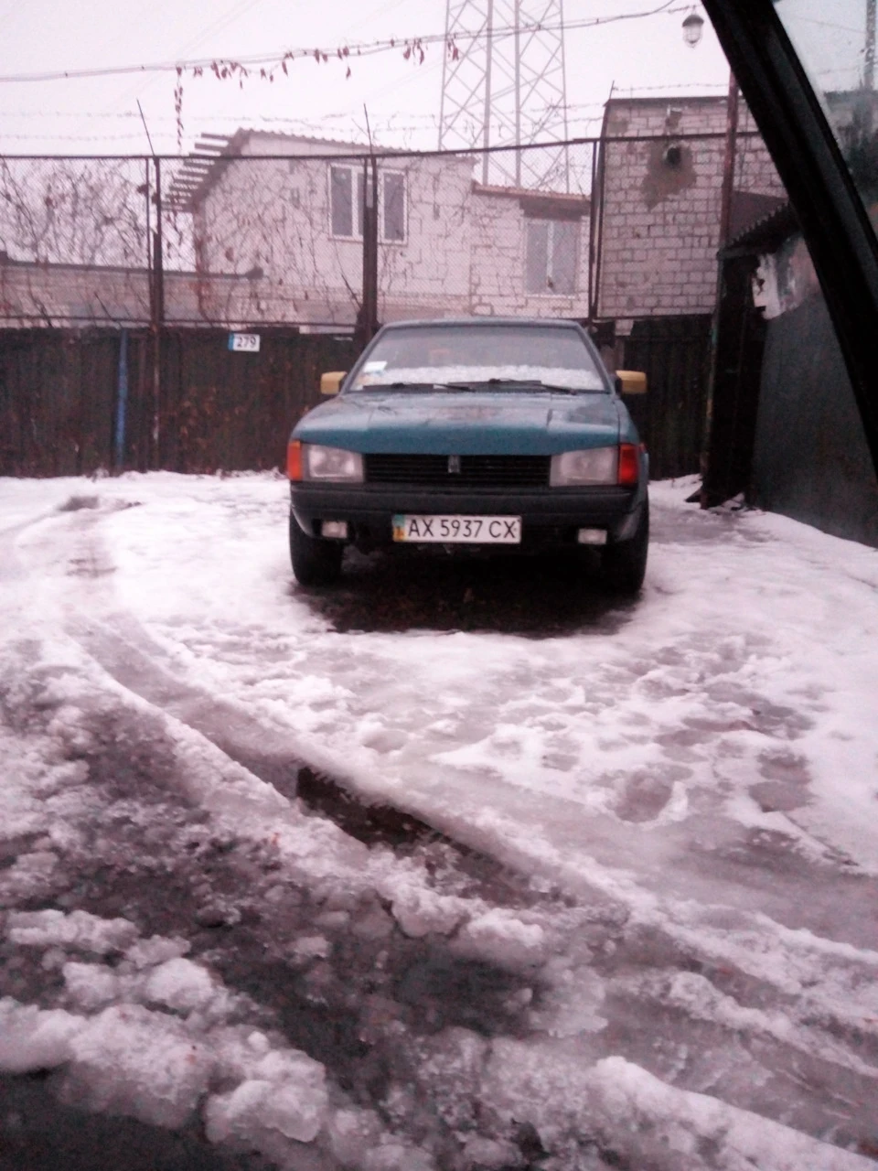 Отже, помчала.