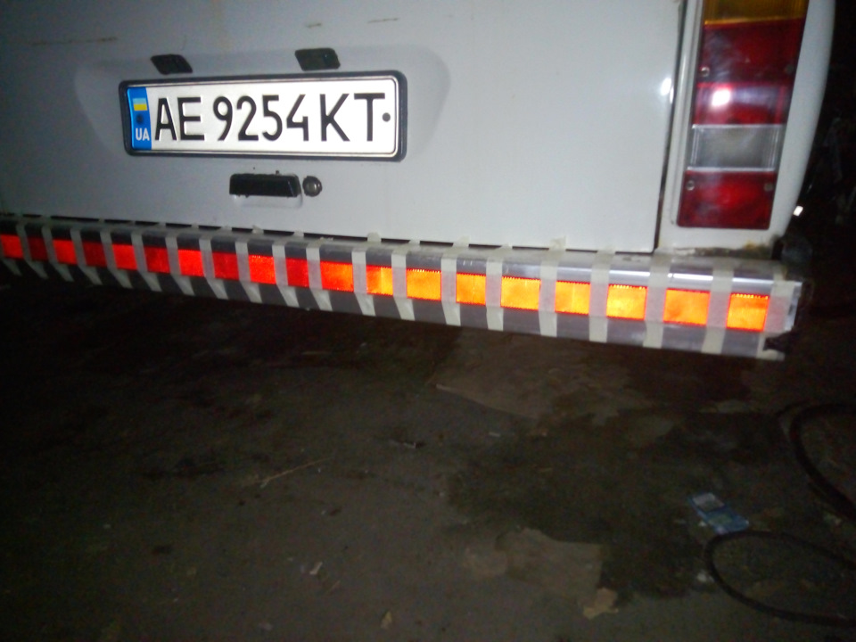 світловідбивна смуга на бампер 5