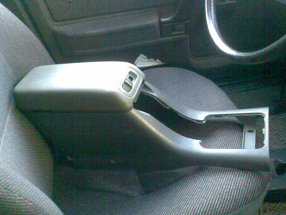 Підлокітник від Mazda 626 GD. 1