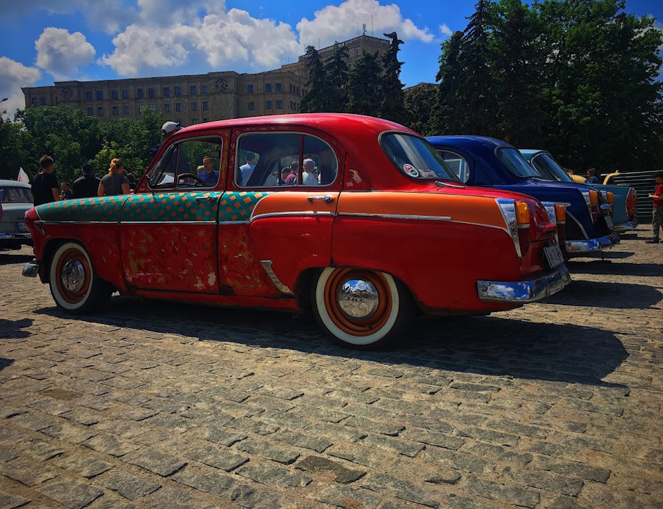Куча ніштяків. Перша виставка Москвича. 3