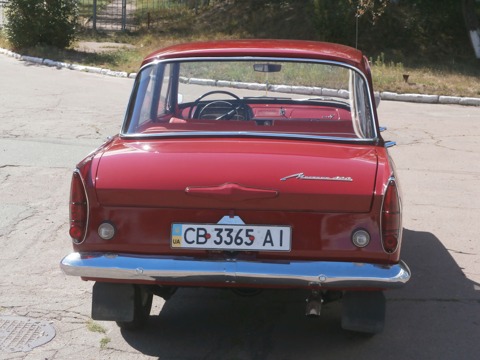 Автомобіль біля автосалону МЗМА 408 4