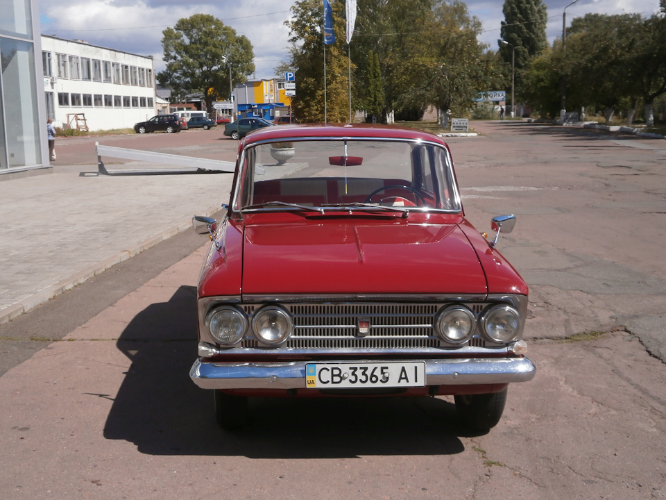 Автомобіль біля автосалону МЗМА 408 3