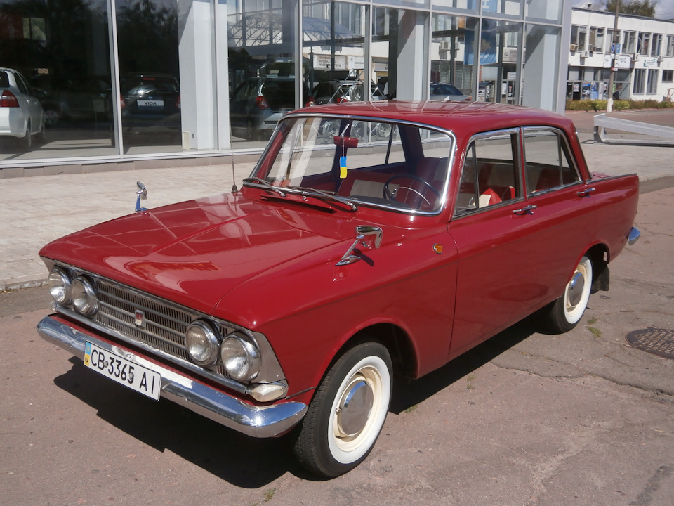 Автомобіль біля автосалону МЗМА 408 2