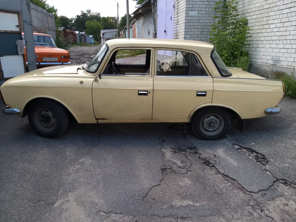 Дився автомобіль Іж 412 ІЕ 2