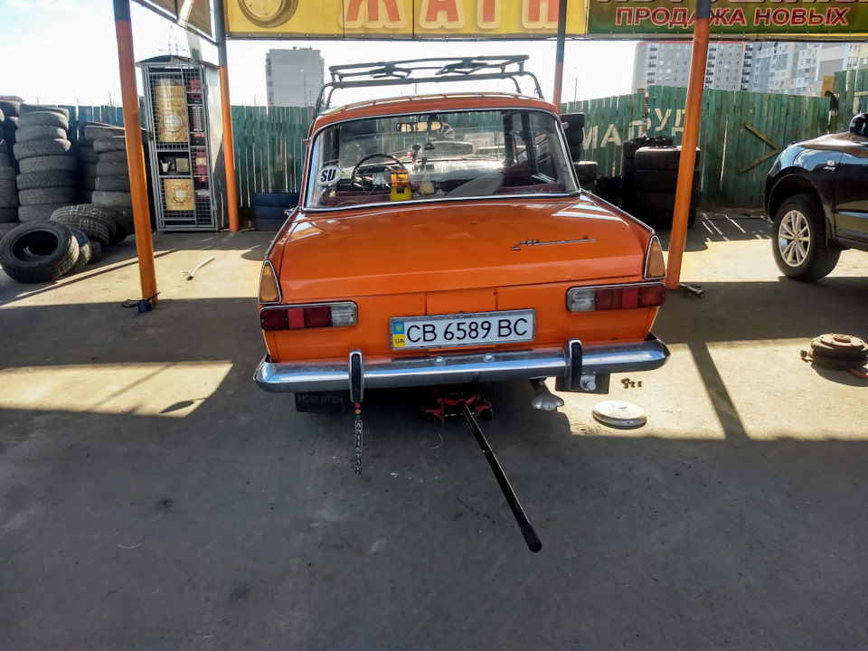 Замінив гуму на автомобілі 3