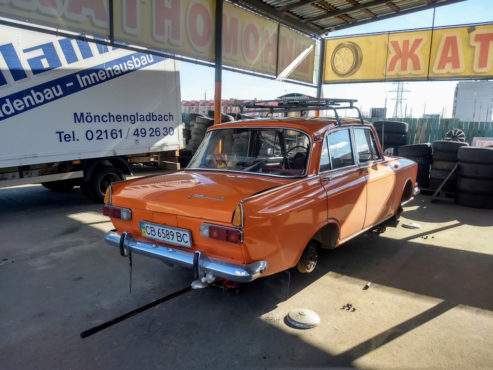 Замінив гуму на автомобілі 4