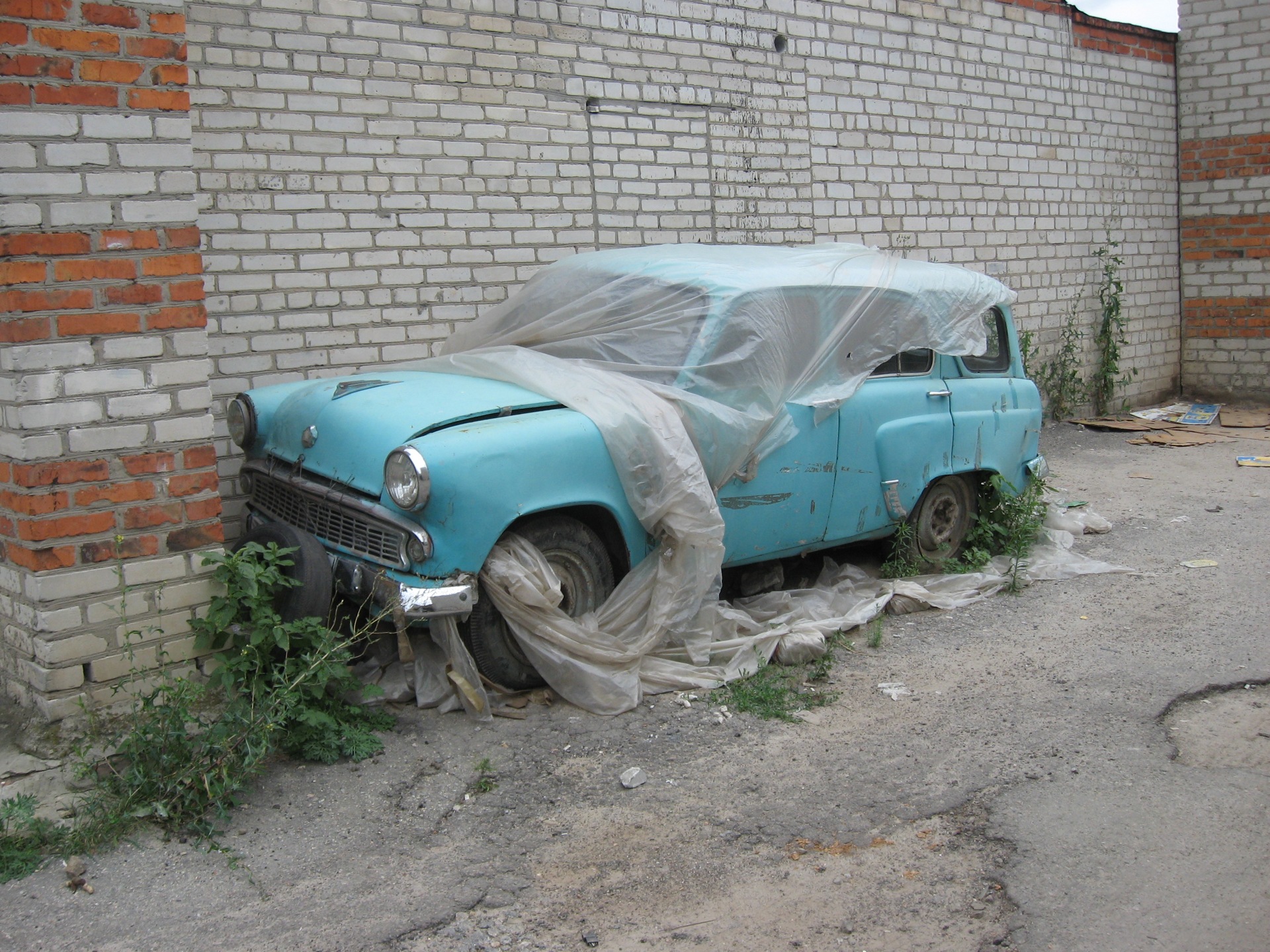 ось так він стояв одну зиму 1