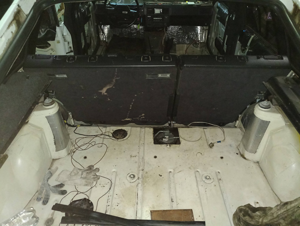 Трохи Mercedes, а також BMW в Moskvich 4