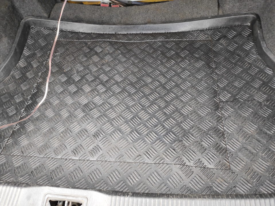 Пластиковий килим в багажник Almera Classic 2