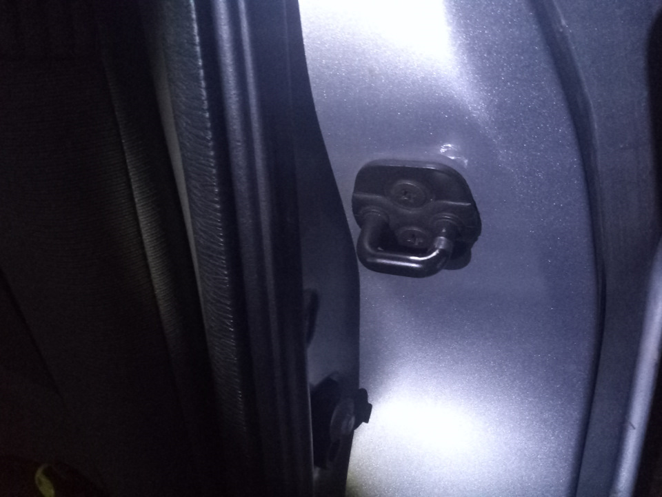 Встановлення скоб дверного замка Almera N16 1