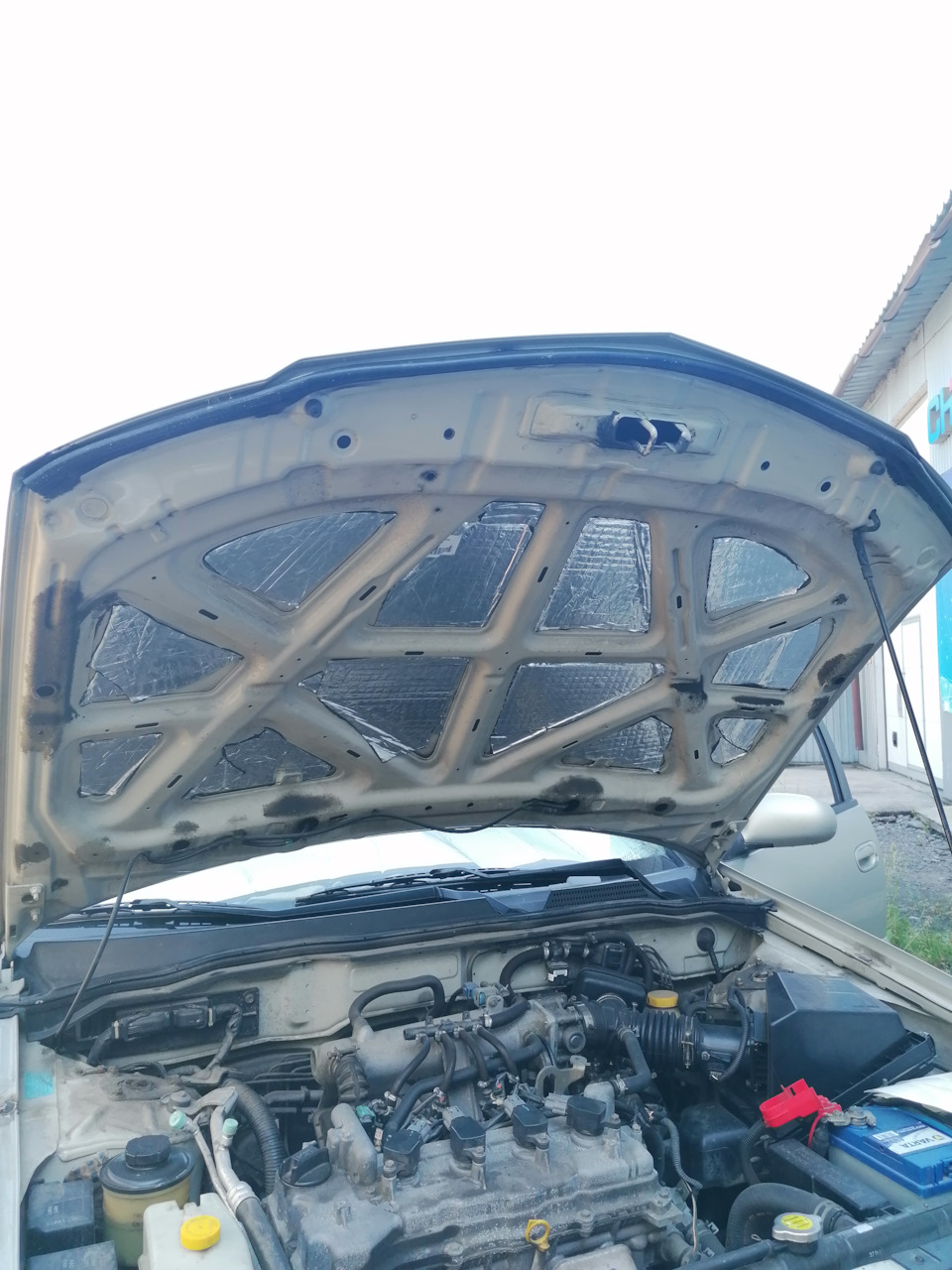установка підкапотної заводської обшивки 4