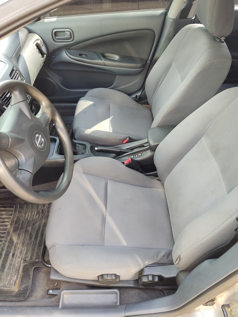 Упорядкування салону Nissan Almera N16 3