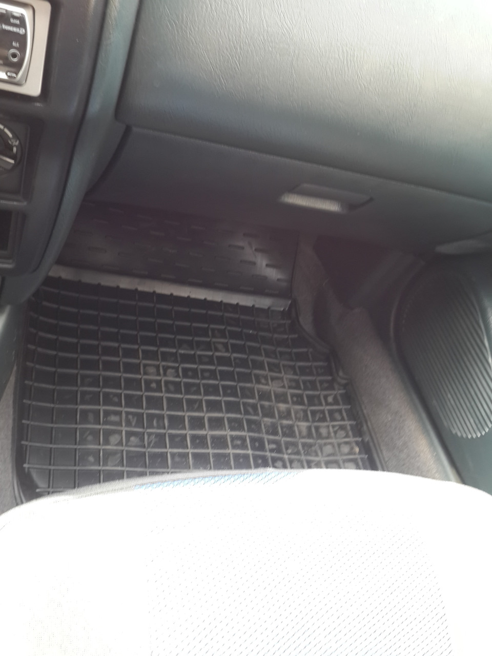Нові поліуретанові килимки Nissan Almera n15 4