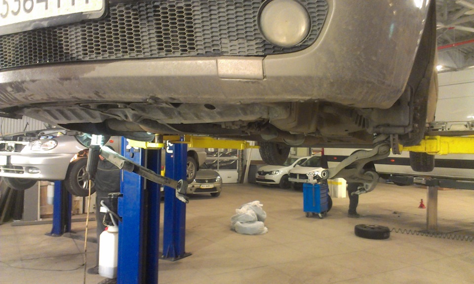 Заміна передніх сайлентблоків передніх важелів Almera n16 1