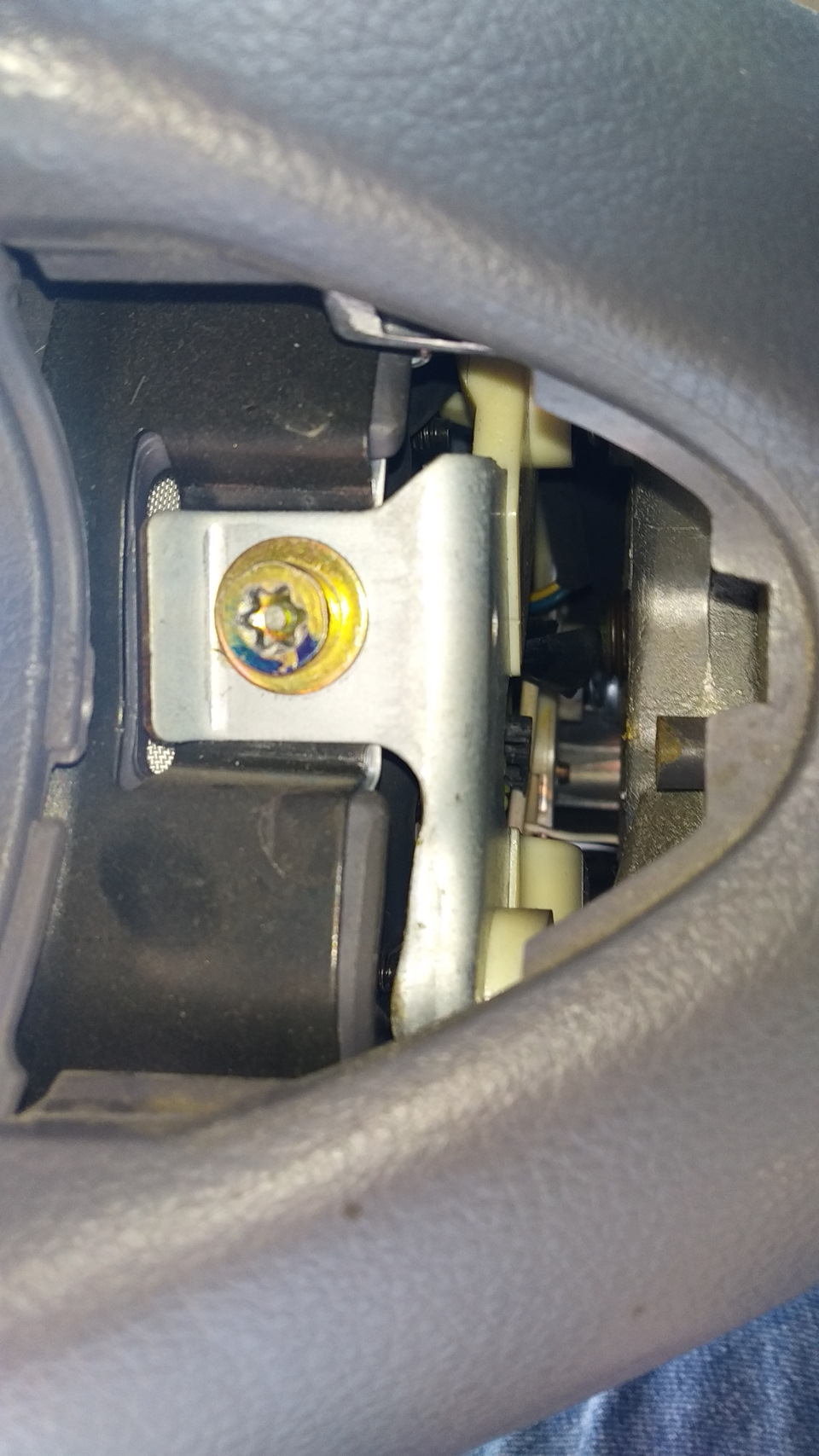 Допоможіть розібратися зі зняттям подушки безпеки Nissan Almera N16 4