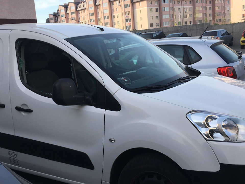 Ранок почався не з кави! Заміна переднього пасажирського скла 3