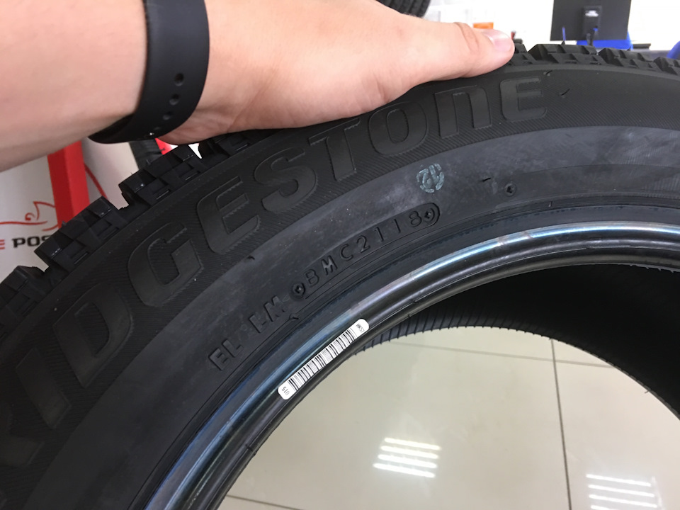 06 Bridgestone Blizzak VRX 215/55 R17 94S 2