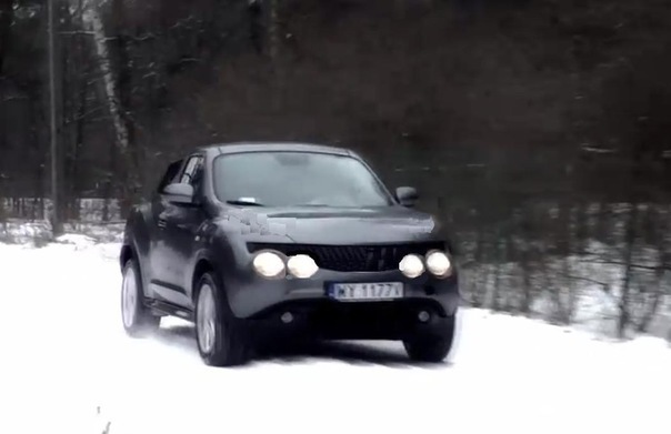 Політ фантазії або JUKE без габаритів на капоті 1