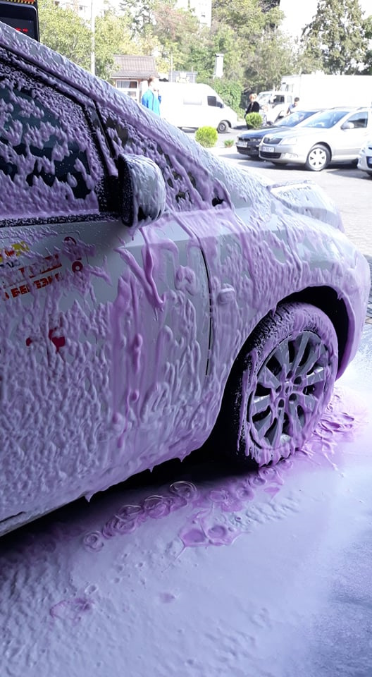 Автомийка з рожевою піною 3