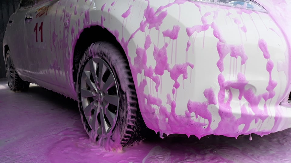 Автомийка з рожевою піною 2