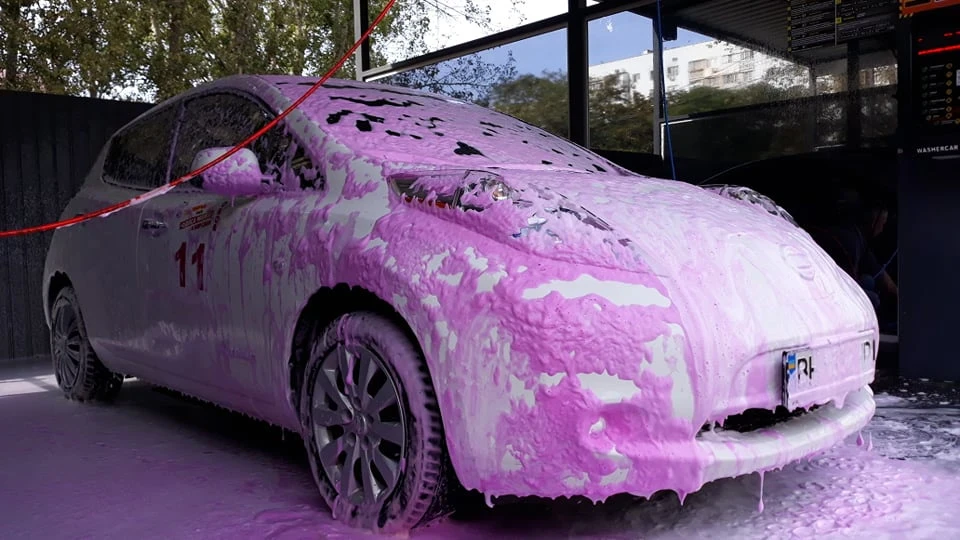 Автомийка з рожевою піною