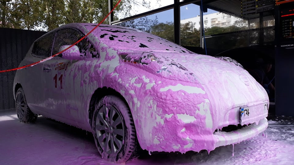 Автомийка з рожевою піною 1