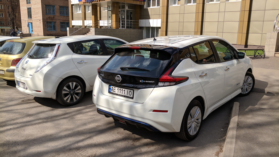 Перше та друге покоління Nissan Leaf у порівнянні 4
