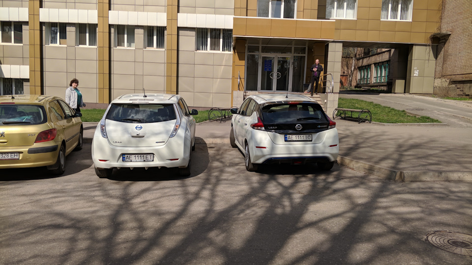 Перше та друге покоління Nissan Leaf у порівнянні 3